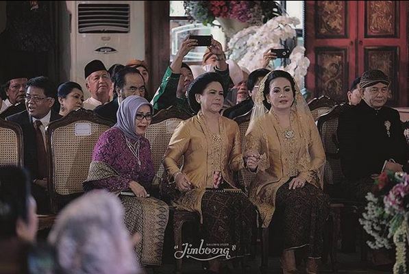3 Momen keakraban Iriana Jokowi dan besannya di nikahan Kahiyang-Bobby