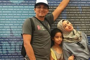 Gaya Laudya Bella dukung suami ikut lomba triatlon ini so sweet banget