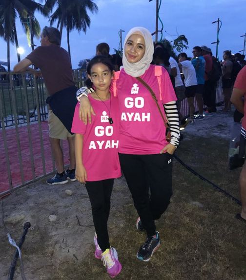 Gaya Laudya Bella dukung suami ikut lomba triatlon ini so sweet banget