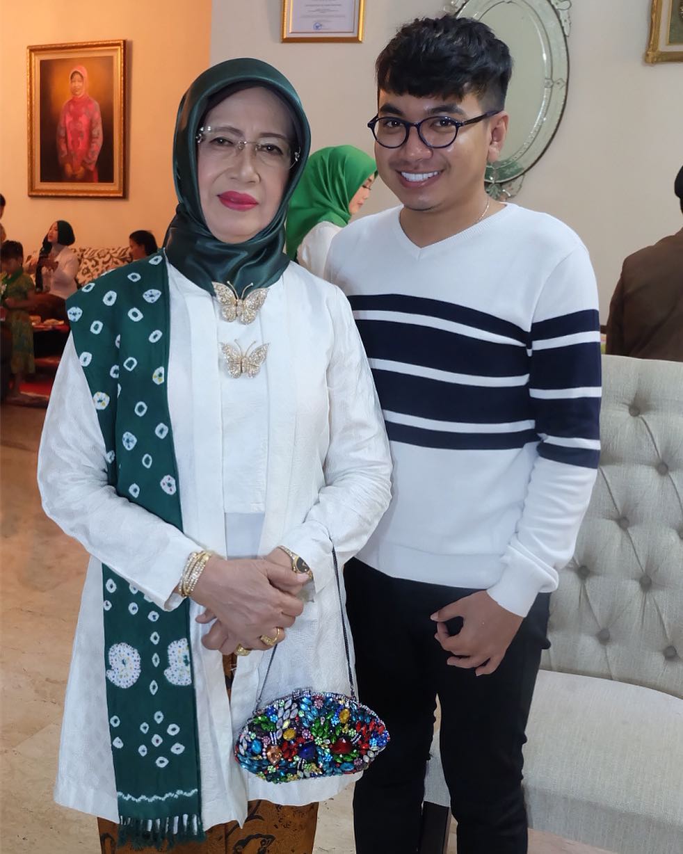 Ini makeup artist yang bikin wajah ibunda Jokowi manglingi, keren