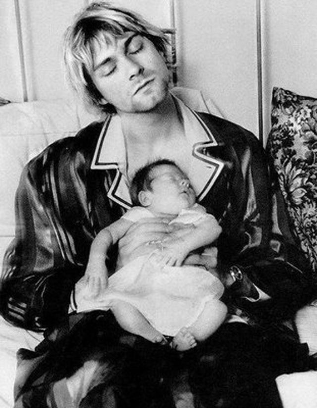 20 Foto langka momen terakhir Kurt Cobain bermain dengan anaknya