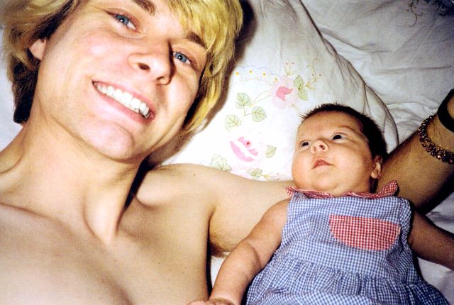 20 Foto langka momen terakhir Kurt Cobain bermain dengan anaknya