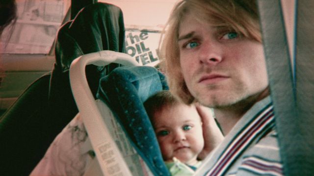 20 Foto langka momen terakhir Kurt Cobain bermain dengan anaknya