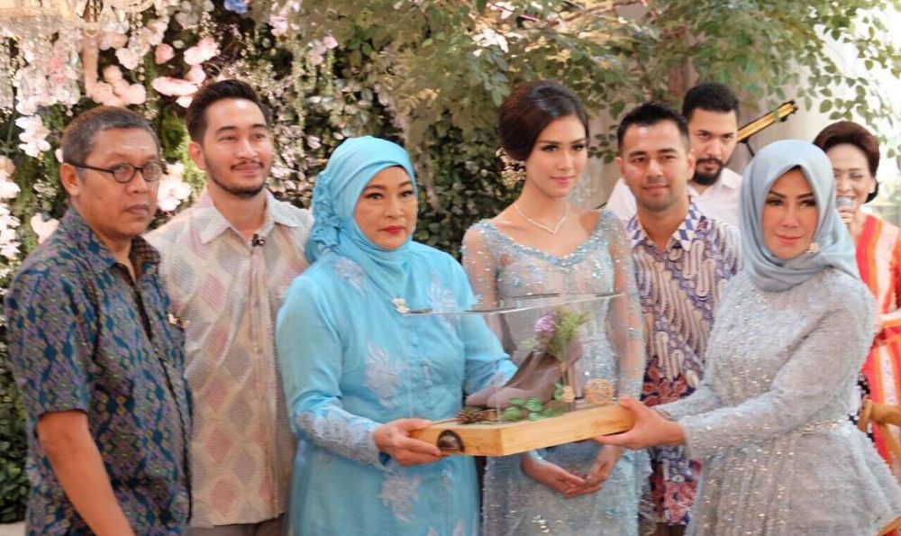 10 Potret bahagia prosesi lamaran Syahnaz dan Jeje Govinda, so sweet!