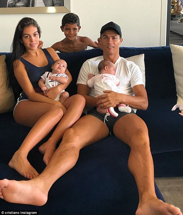 Sudah punya 4 anak, akankah CR7 berhenti jadi playboy?