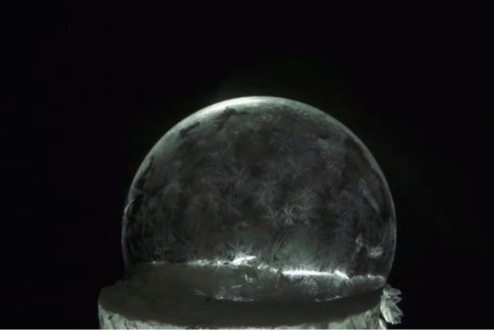 10 Foto proses gelembung sabun membeku, indahnya bikin takjub