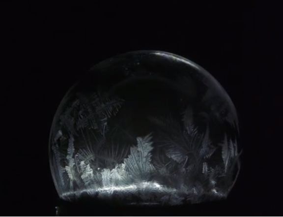 10 Foto proses gelembung sabun membeku, indahnya bikin takjub