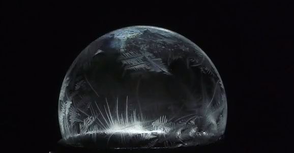 10 Foto proses gelembung sabun membeku, indahnya bikin takjub