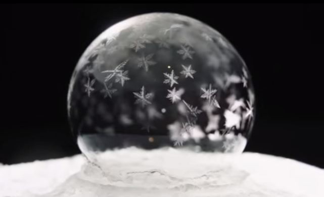 10 Foto proses gelembung sabun membeku, indahnya bikin takjub