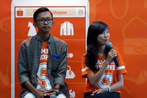 2 Anak muda ini jualan online sambil kuliah, omzetnya lumayan lho