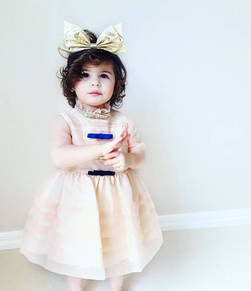 10 Gaya Ivy Saylor, balita lucu yang jago berpose bak fashion blogger
