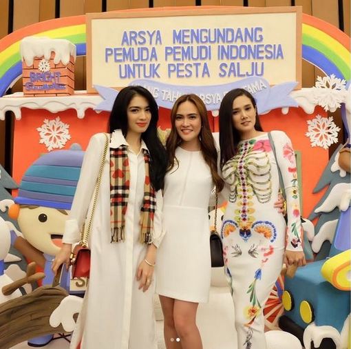 10 Seleb ini tetap cuek saat ketahuan pakai baju lama, hemat ya?