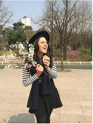 10 Seleb ini tetap cuek saat ketahuan pakai baju lama, hemat ya?