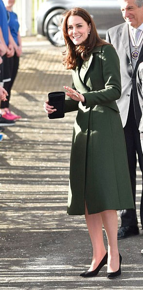 10 Seleb ini tetap cuek saat ketahuan pakai baju lama, hemat ya?