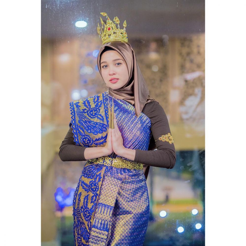 10 Foto artis Malaysia Emma Maembong, cantiknya saingi Laudya C Bella