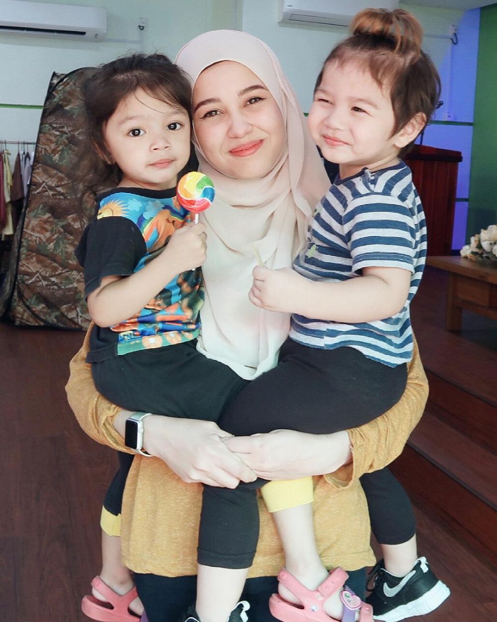 10 Foto artis Malaysia Emma Maembong, cantiknya saingi Laudya C Bella