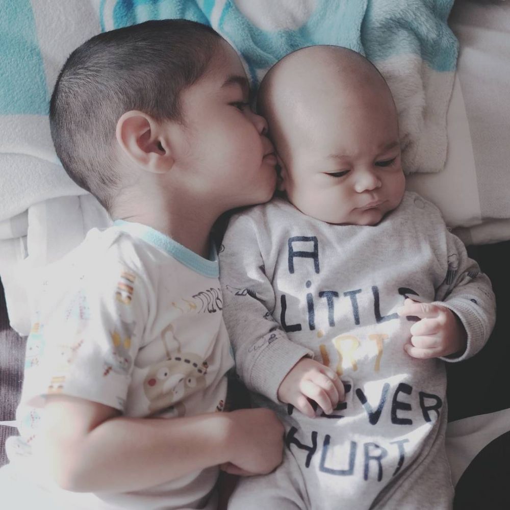 10 Potret kompak & akurnya dua anak Alyssa Soebandono, menggemaskan
