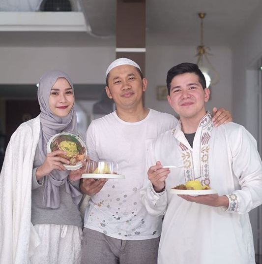 6 Seleb ini akrab banget sama saudara ipar, kayak keluarga kandung