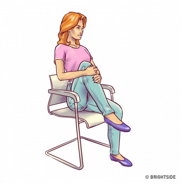 Tak perlu ke gym, 5 gerakan pakai kursi ini juga bisa kecilkan perutmu