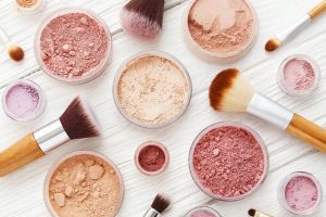 7 Rekomendasi loose powder lokal berkualitas harga di bawah Rp 50 ribu