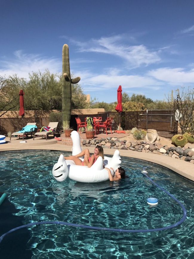 10 Momen ini gambarkan solid dan kompaknya persahabatan ala cewek