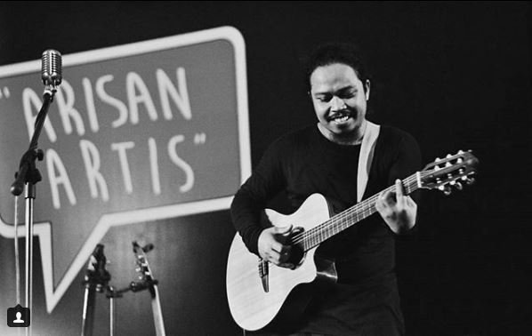 10 Momen Is dengan Payung Teduh yang bakal dirindukan fans