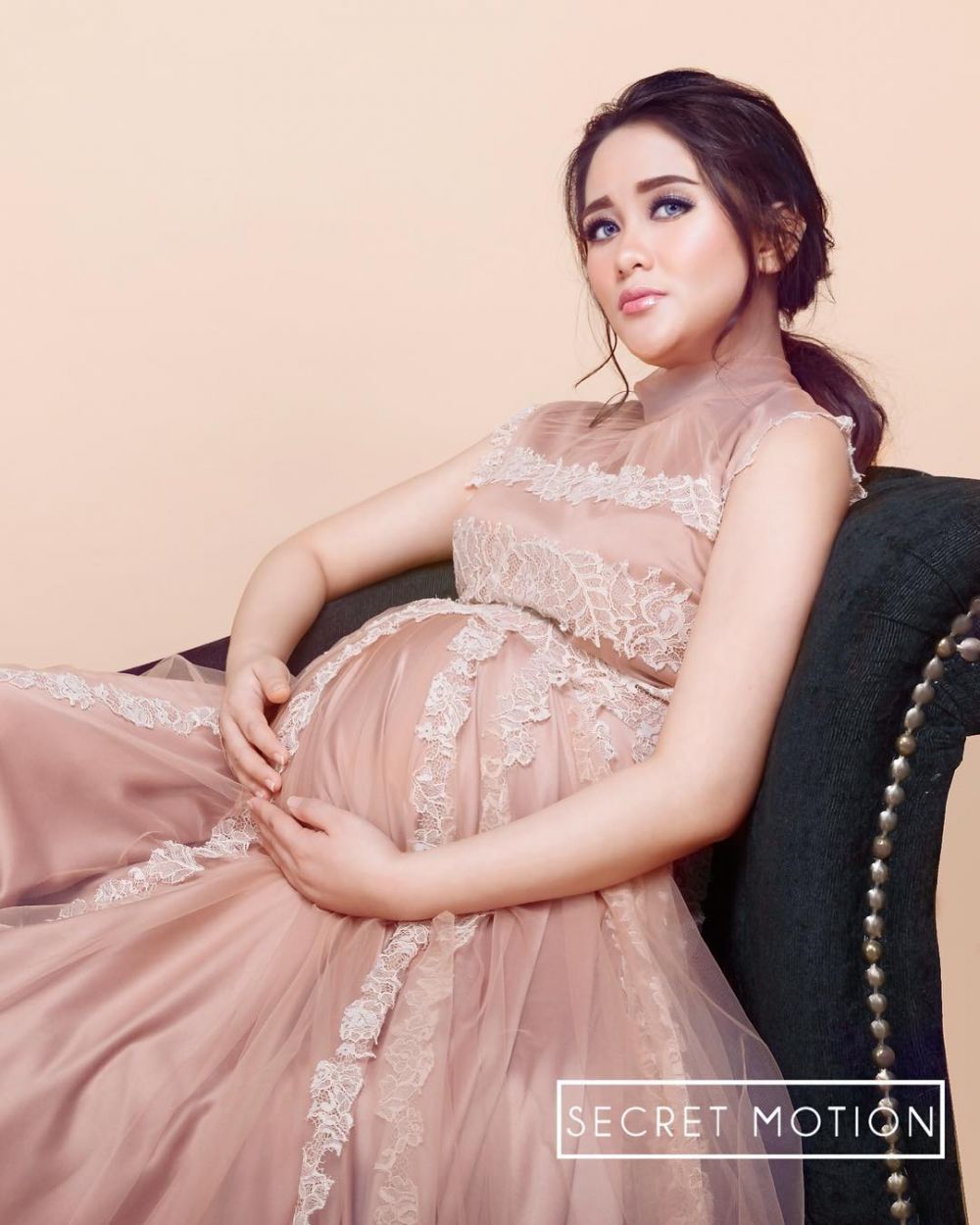 Penampilan 5 seleb cantik menanti kelahiran anaknya, tetap modis