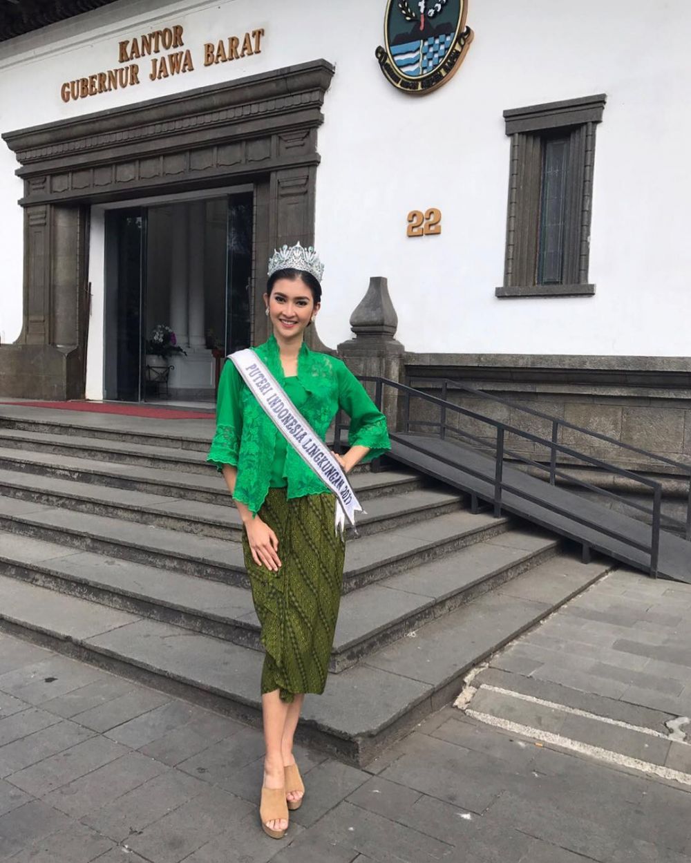 10 Potret cantiknya Kevin Lilliana saat memakai kebaya