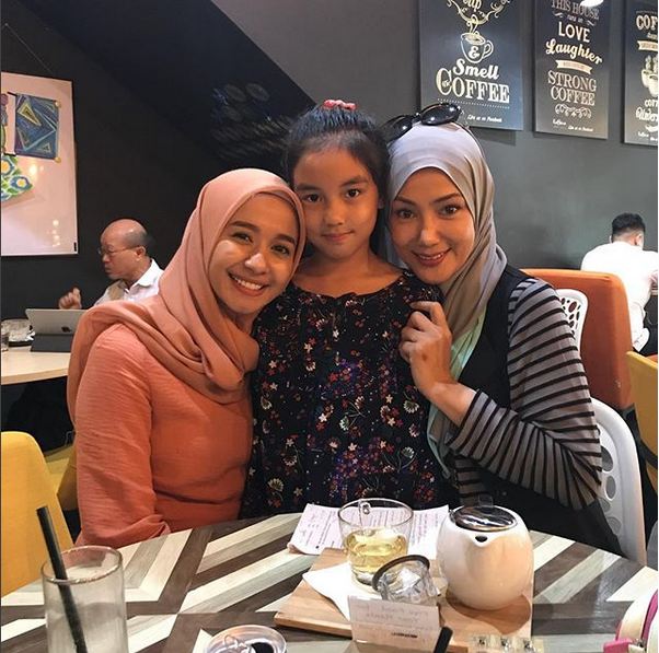 5 Momen kedekatan Laudya Bella & mantan istri Engku Emran, bikin adem