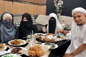 5 Momen Ustaz Arifin Ilham dengan ketiga istrinya, tampak harmonis