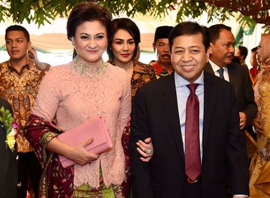 10 Gaya cantiknya Deisti, istri Setnov yang setia dampingi suami