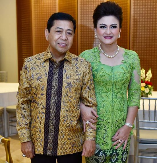 10 Gaya cantiknya Deisti, istri Setnov yang setia dampingi suami