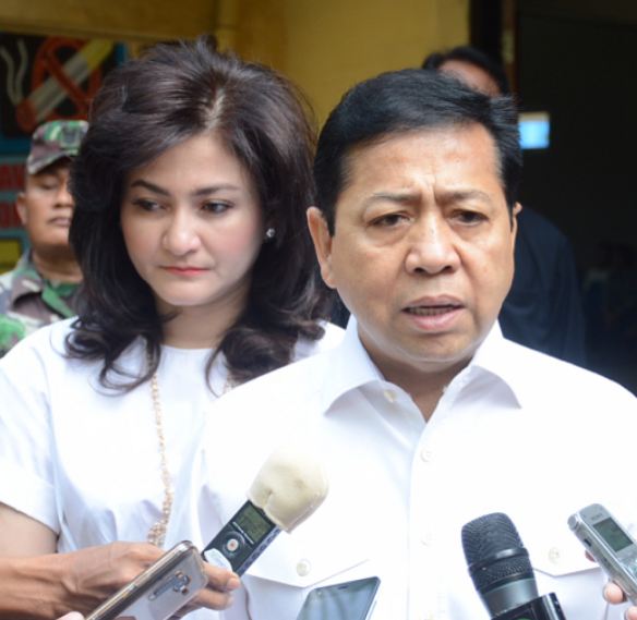 10 Gaya cantiknya Deisti, istri Setnov yang setia dampingi suami