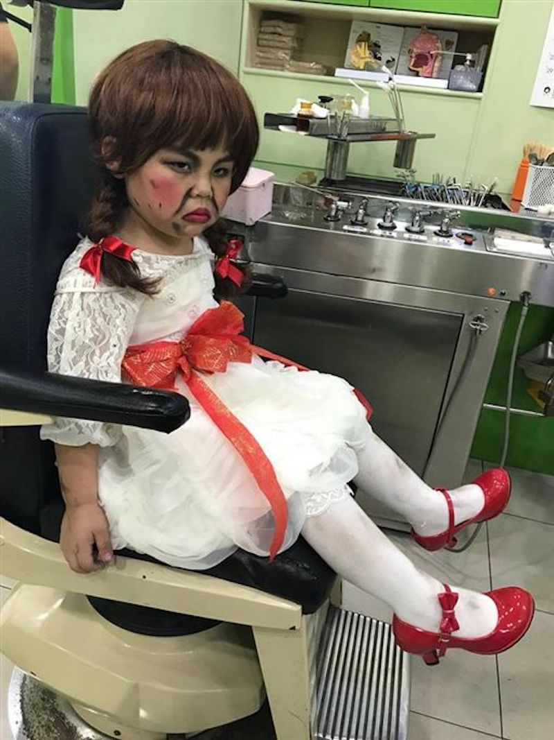 Pakai kostum Annabelle ke dokter, bocah ini bikin kaget seisi klinik
