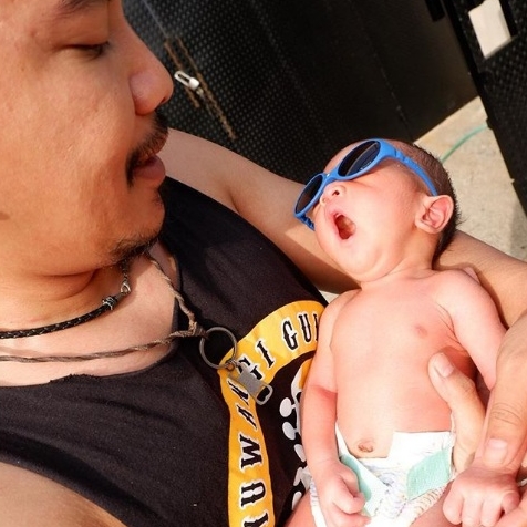 Jadi ayah, 10 gaya Cella Kotak saat asuh bayinya ini telaten banget