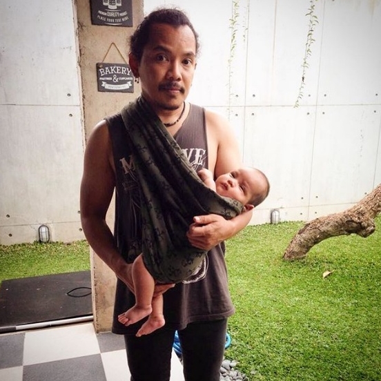 Jadi ayah, 10 gaya Cella Kotak saat asuh bayinya ini telaten banget