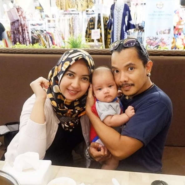 Jadi ayah, 10 gaya Cella Kotak saat asuh bayinya ini telaten banget