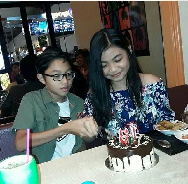 Di balik anak kecil sekarang yang berani pamer pacaran, wajarkah?