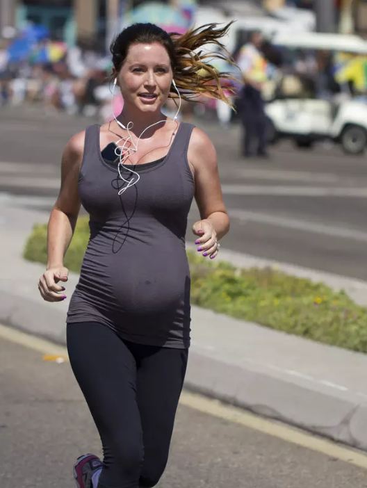 10 Aktivitas tak terduga yang dilakukan ibu hamil, ada yang berkuda