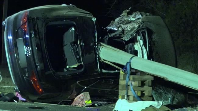 10 Kondisi miris mobil setelah tabrak tiang listrik, ngeri banget