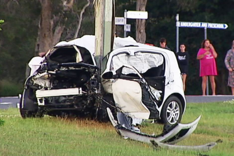 10 Kondisi miris mobil setelah tabrak tiang listrik, ngeri banget