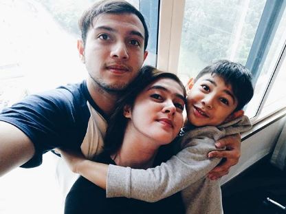 Belum pernah menikah, 4 seleb cantik ini pacaran dengan duda keren