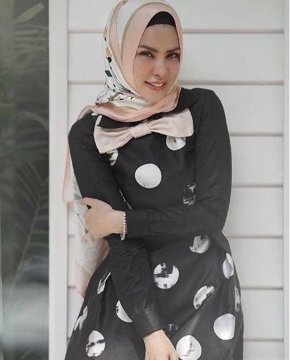 Berbagi suami dengan wanita lain, 8 seleb ini rela jadi istri kedua