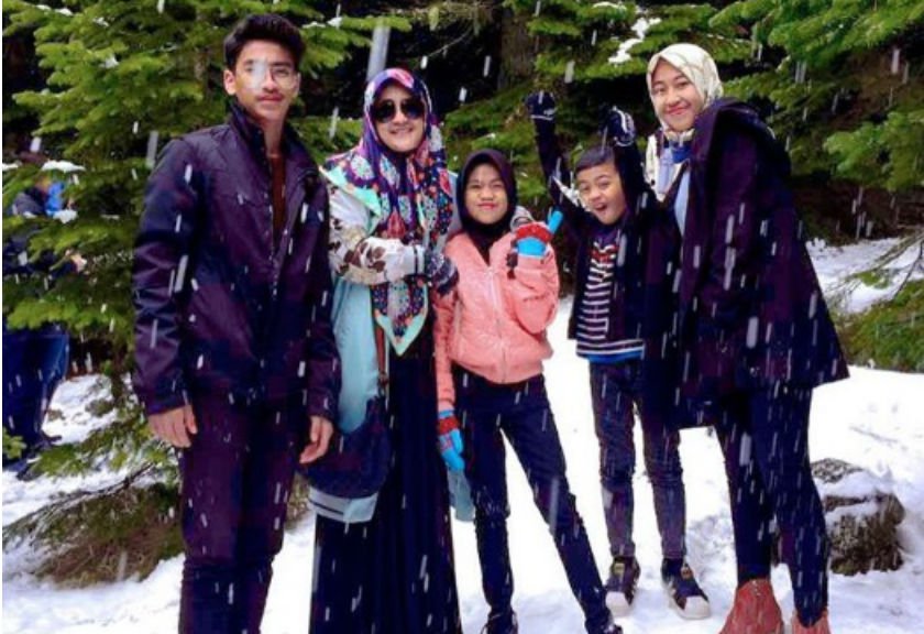 Diisukan menikah, ini 8 momen Umi Pipik saat jadi single parent