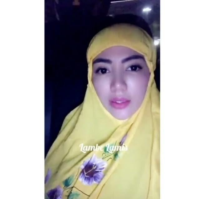 5 Seleb ini dinyinyirin netizen gara-gara posting ibadah di medsos