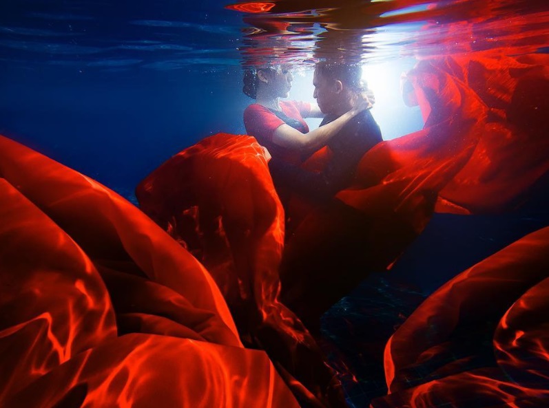 Mau prewedding nggak biasa? 15 Foto underwater ini bisa jadi inspirasi