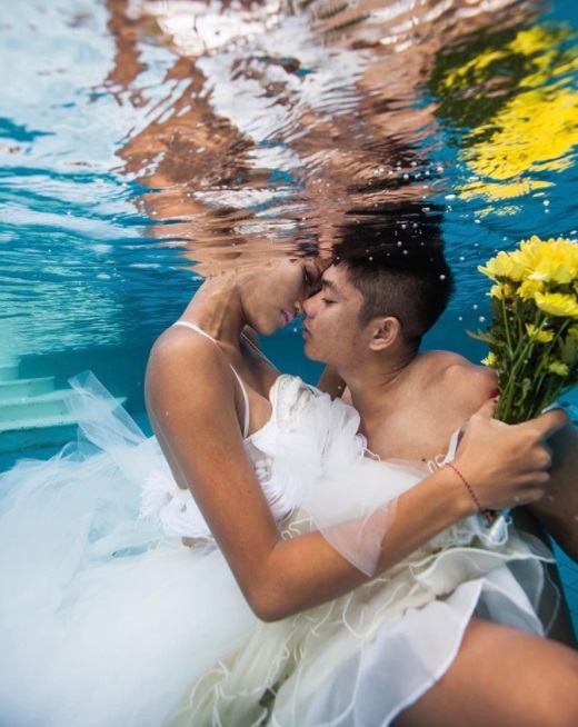 Mau prewedding nggak biasa? 15 Foto underwater ini bisa jadi inspirasi