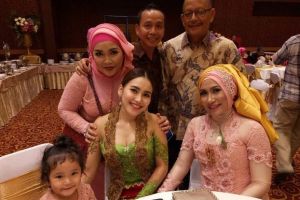 5 Seleb cantik ini dihujat netizen gara-gara pamer belahan dada