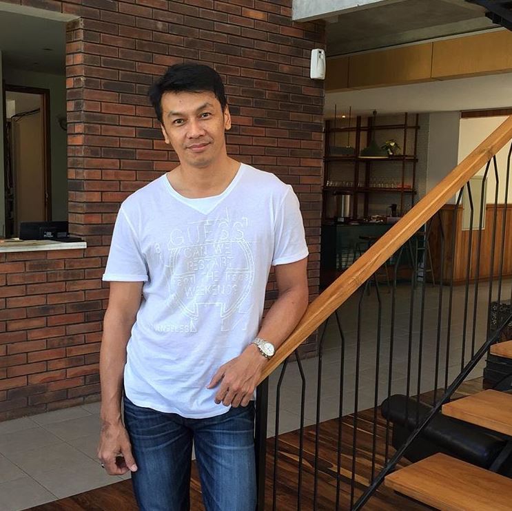 10 Gaya Eddie Foe, ayah Kevin Lilliana yang terlihat masih muda