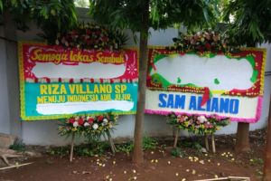 Belum lama tiba di RS, karangan bunga untuk Setnov sudah dirusak orang